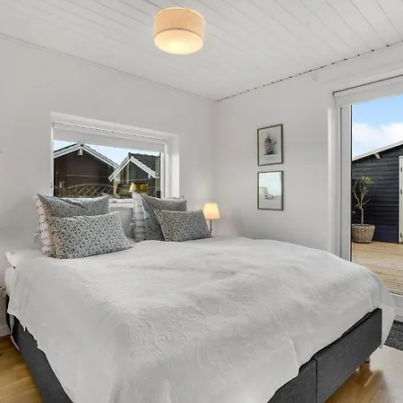 3 Bedroom Stunning In Casa vacanze Sjolund